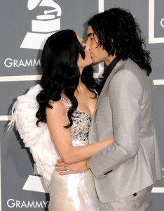 Singer Katy Perry and actor Russell Brand kiss grammys